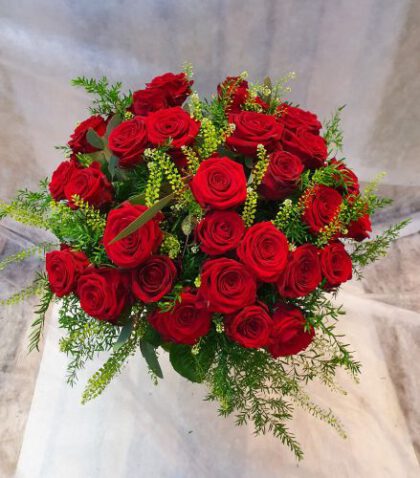 Rote Rosen- mit Beiwerk