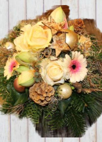 Strauss, creme- weiß weihnachtlich (Amaryllis, Rosen)